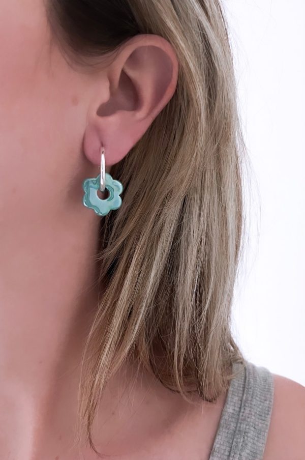 la Beij Oorbellen Zilver Creool Keramiek Bloem Klein Turquoise in oor