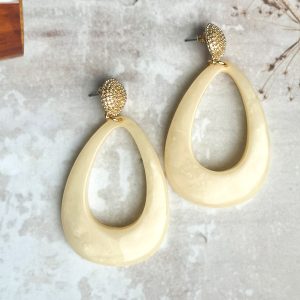 la Beij Oorbellen Goud Resin Druppel Beige Statement